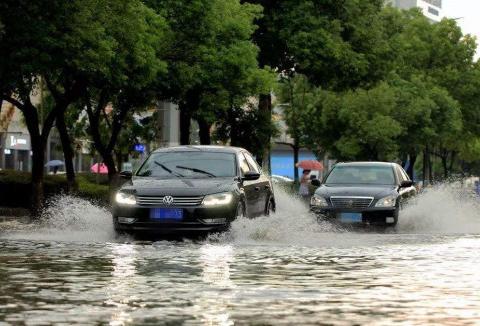 暴雨后的新能源车图片，暴雨洗礼下的新能源车风采瞬间