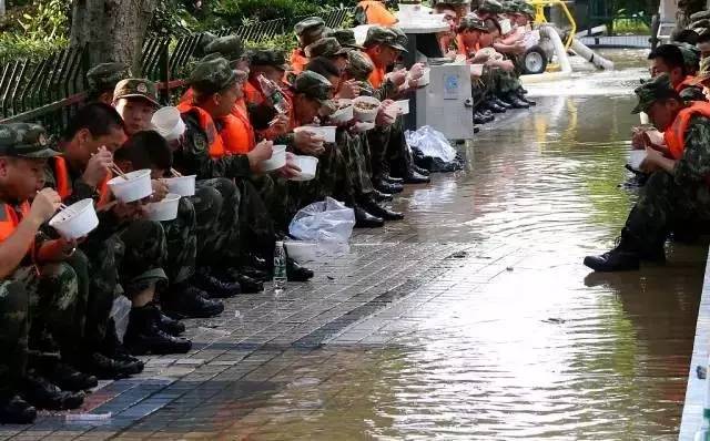 江西洪水最新消息17日，抗洪一线纪实，风雨同舟共渡难关，江西抗洪纪实，风雨同舟，共渡难关17日最新消息