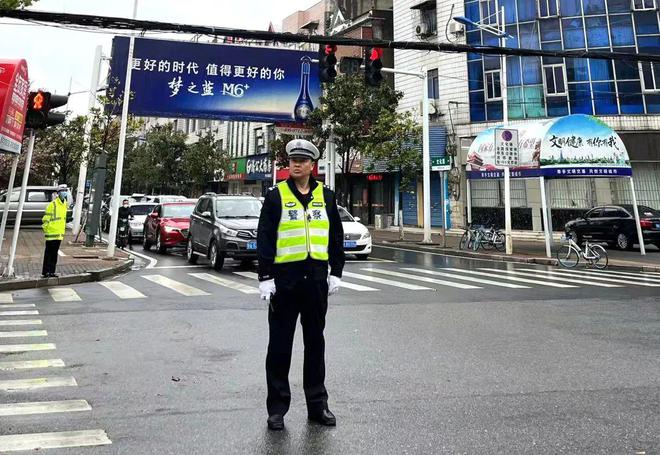 大连暴雨警告信息最新版发布，市民出行请注意安全！，大连暴雨红色预警，紧急出行安全提示发布